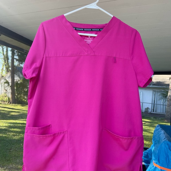 Pink Joe Boxer Scrub top in Size Medium in Great Condition - Picture 3 of 12